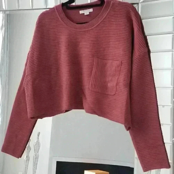 Causal Crop Top - Picture 3 of 4